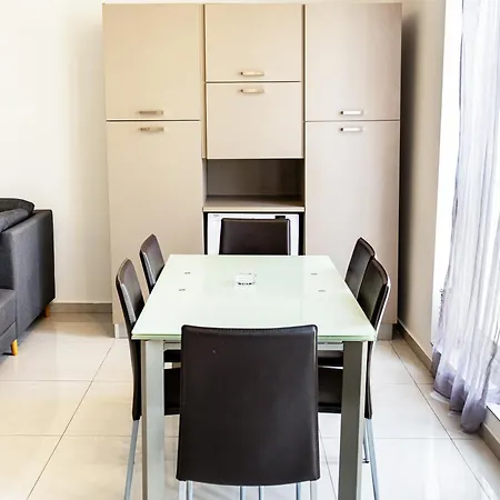 Spacious & Bright In Near Shops And Sea *