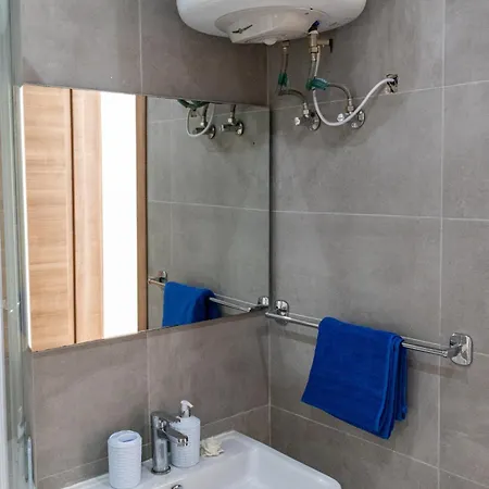 Spacious & Bright In Near Shops And Sea Apartman