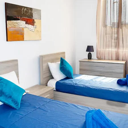 Spacious & Bright In Near Shops And Sea شقة سليمة