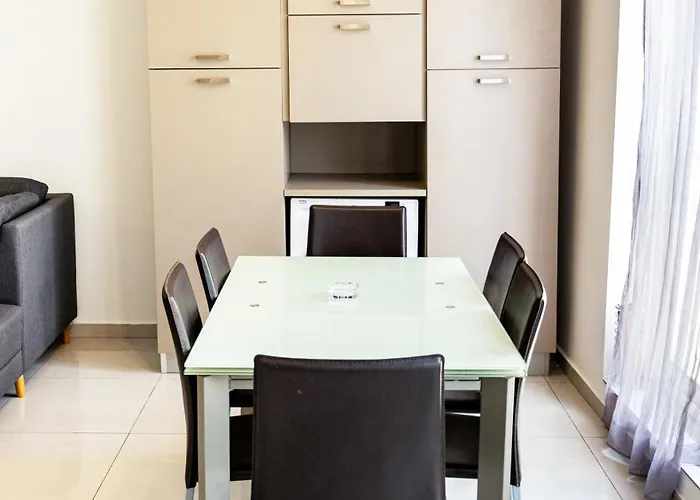 Spacious & Bright In Near Shops And Sea *