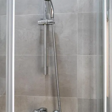 Spacious & Bright In Near Shops And Sea